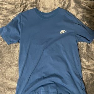Nike tee blue, never worn small